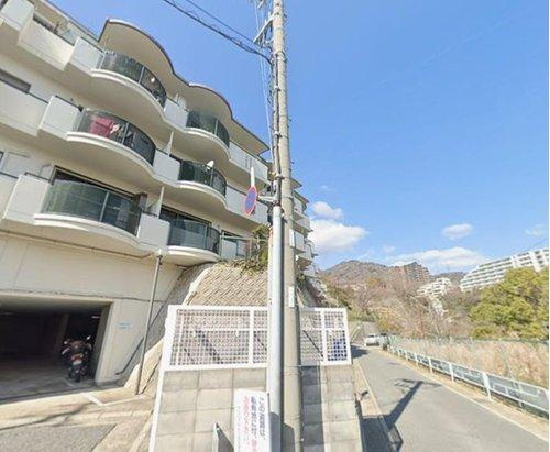 サンロイヤル六甲の外観|開放的なバルコニーがあれば、ご家族でBBQを楽しめます。夕涼みをしながら家族とのたしい時間の思い出を増やしてくれそうですね。