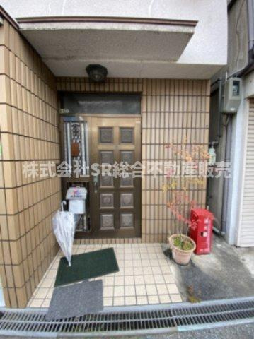 中小阪2丁目中古戸建の玄関|売主様居住中ですが、実際に中を見ていただければイメージは変わると思います！
是非一度ご内覧下さいませ！
