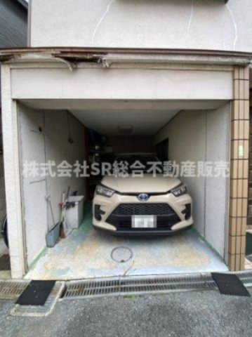 中小阪2丁目中古戸建の駐車場|お車をお持ちの方には必要な駐車場はシャッター付き車庫（車種による）です♪
