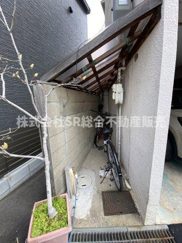 中小阪2丁目中古戸建のその他共用部分|自転車・バイク置場にも屋根が付いてます！