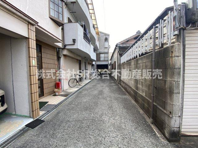 中小阪2丁目中古戸建の前面道路含む現地写真|弊社は中古戸建のご紹介、その後のリフォームのご提案、
賃貸物件のご紹介、すべてご対応可能です。
お客様にあったプランをご提案致します。
まずはお問合せ下さいませ。
