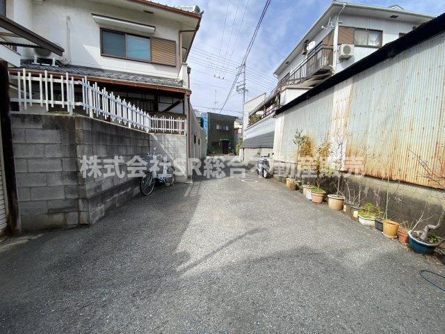 中小阪2丁目中古戸建の前面道路含む現地写真|リフォームや住宅ローン・東大阪市の不動産の事なら弊社にお任せ下さいませ！
各地域の特徴・グルメ・裏道やその他、細かい情報等も熟知した
東大阪市出身のスタッフが新生活を送るお客様をサポート致します！