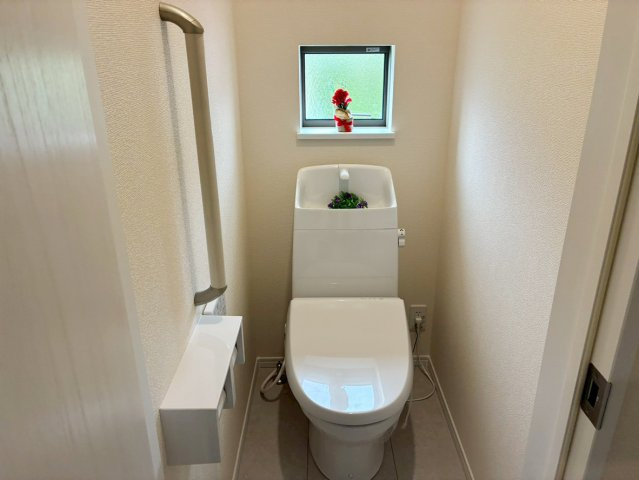 【トイレ】 | 伊豆の国市大仁Ⅱ 新築建売分譲住宅 建物＋土地 TW06092 | 伊豆の国市大仁A号棟　1Fトイレ ※令和8年4月13日撮影写真