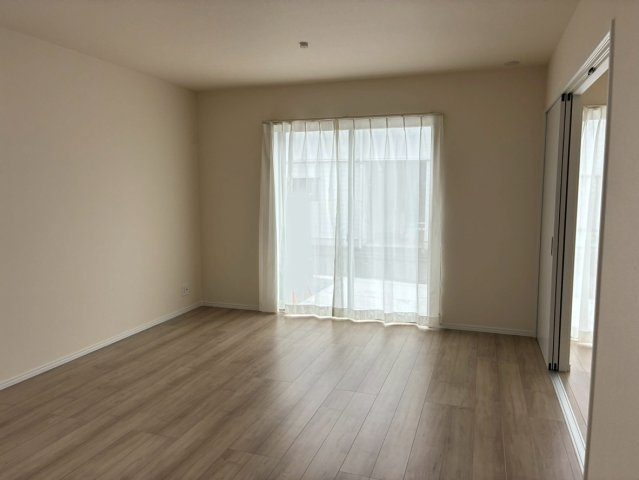 【居間・リビング】 | 伊豆の国市大仁Ⅱ 新築建売分譲住宅 建物＋土地 TW06092 | 伊豆の国市大仁A号棟　リビング ※令和8年4月13日撮影写真