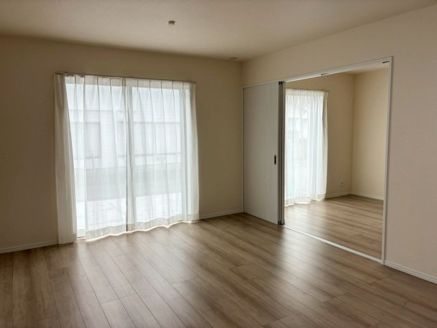 【居間・リビング】 | 伊豆の国市大仁Ⅱ 新築建売分譲住宅 建物＋土地 TW06092 | 伊豆の国市大仁A号棟　リビング ※令和8年4月13日撮影写真