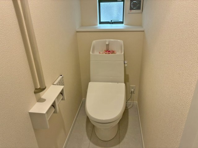 【トイレ】 | 伊豆の国市大仁Ⅱ 新築建売分譲住宅 建物＋土地 TW06092 | 伊豆の国市大仁B号棟　1Fトイレ ※令和8年4月13日撮影写真