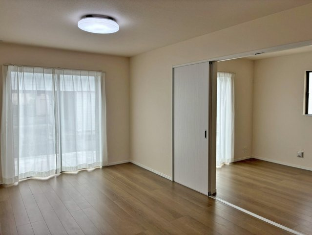 【居間・リビング】 | 伊豆の国市大仁Ⅱ 新築建売分譲住宅 建物＋土地 TW06092 | 伊豆の国市大仁B号棟　リビング ※令和8年4月13日撮影写真