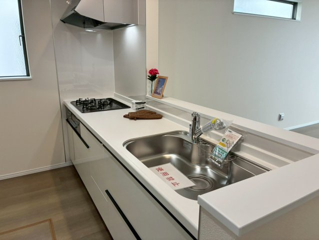 【キッチン】 | 伊豆の国市大仁Ⅱ 新築建売分譲住宅 建物＋土地 TW06092 | 伊豆の国市大仁B号棟　キッチン ※令和8年4月13日撮影写真