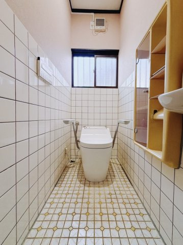 【中古戸建】館林市小桑原町のトイレ|■トイレ｜壁には小物を置けるスペースがあるのでトイレットペーパーのストックを置いておくのにも便利です♪写真などを飾ってもおしゃれですね♪