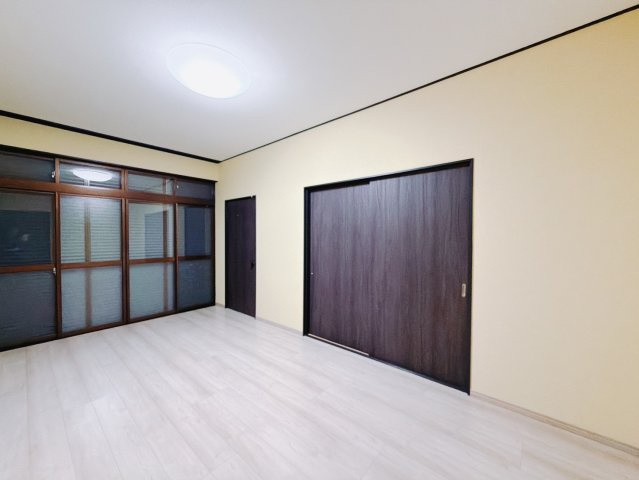 【中古戸建】館林市小桑原町の洋室|■洋室｜くつろぎ空間にも来客時のゲストルームにも♪