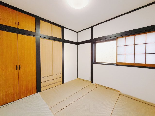 【中古戸建】館林市小桑原町の和室|■和室｜季節物がたくさん収納できる押し入れは衣替えや模様替えで大活躍！