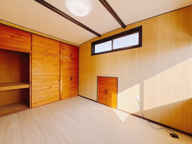 【中古戸建】館林市小桑原町の洋室|■洋室｜ナチュラルカラーの床です。模様替えなどとても楽しく工夫できます♪陽当たり、風通しもとても良いので毎日快適な生活スタートです！子供部屋にも良いですね♪