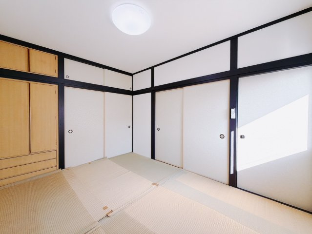 【中古戸建】館林市小桑原町の和室|■和室｜和室でしか味わえない畳ならではの香りや素材で和のやすらぎを感じてください♪休日はお子様とお昼寝するのにも最適です！