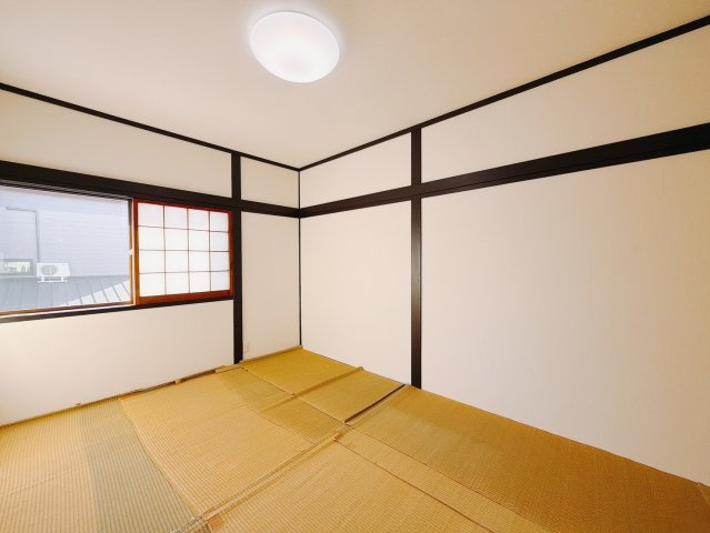 【中古戸建】館林市小桑原町の和室|■和室｜扉付きの和室なのでプライベートな空間にもなります。ご両親がお泊りになっても、ぬくもりを感じられる和室でゆっくりとお寛ぎいただけます♪