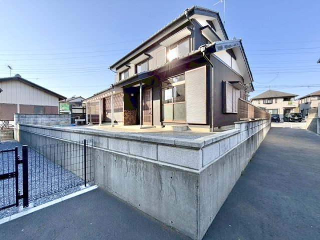 【中古戸建】館林市小桑原町の外観|■外観｜地面から少し高い位置に建てられているため、水害、浸水の影響を受けにくく、目線も上がるためプライバシーが守られます。