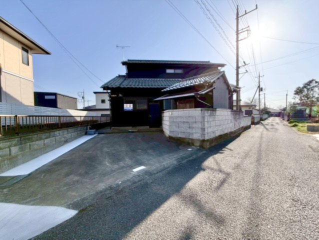【中古戸建】館林市小桑原町の外観|■外観｜広々とした駐車スペースで楽々駐車可能！お買い物後もスムーズにお荷物を運べます♪