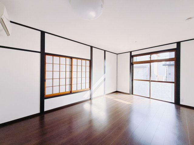 【中古戸建】館林市小桑原町の洋室|■洋室｜窓から射し込む陽射しが縦横に広がり、あたたかな空間を形作ります♪木目のきれいなフローリングとシンプルな壁紙は、一日中家に居ても飽きることなく過ごすことができる素敵な空間です♪