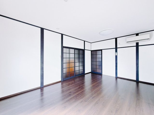 【中古戸建】館林市小桑原町の居間・リビング|■洋室｜木製で懐かしさのある家具やアンティーク調の小物に囲まれてレコードを流したり小説を読んだり…そんな心ときめく暮らしをしませんか？