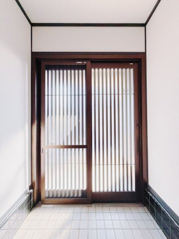 【中古戸建】館林市小桑原町の玄関|■玄関｜太陽の光をたっぷり採り込む南玄関☆