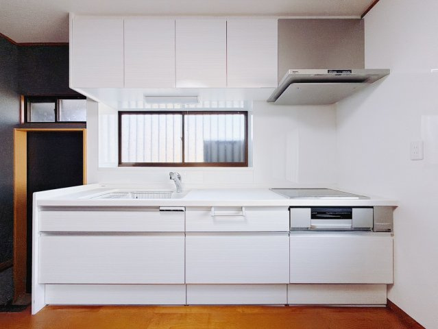【中古戸建】館林市小桑原町のキッチン|■キッチン｜ワークトップ下には、圧力鍋やパスタ鍋などのかさばる調理器具もラクラク収納可能なスライド収納！ものが溢れがちなキッチン回りもスッキリきれいに管理ができます♪