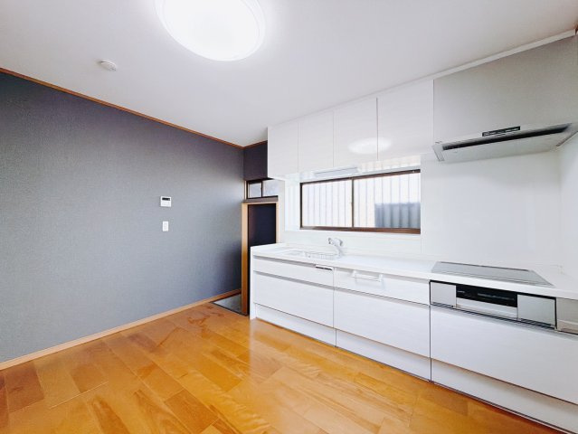 【中古戸建】館林市小桑原町のキッチン|■キッチン｜独立したキッチンは中を見られにくく、お料理時の油の臭いや煙などが隣接するお部屋に充満しにくい造りとなっています♪