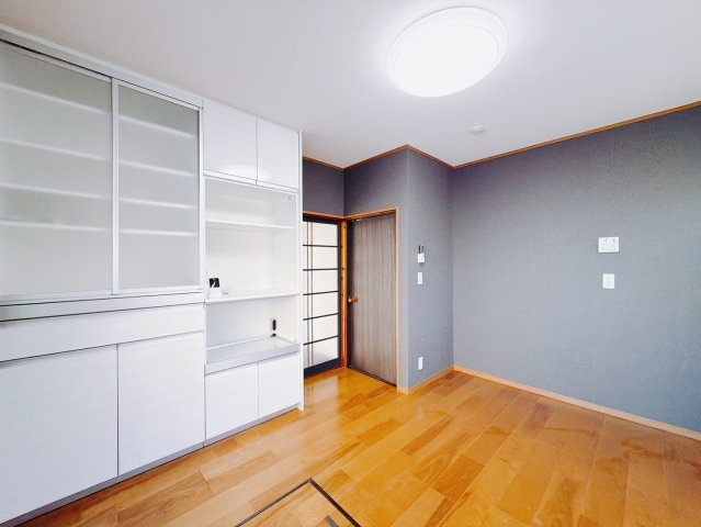 【中古戸建】館林市小桑原町のキッチン|■キッチン｜何かと散らかりがちなキッチン…備え付けのカップボードは嬉しいですね♪いつでもスッキリとお片付け上手に！！