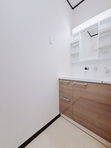 【中古戸建】館林市小桑原町の独立洗面台|■洗面室｜大きな鏡で朝の身支度もラクラク♪毎日の忙しい準備が楽しくなる洗面所です(^^♪