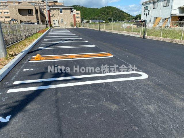 プティ　フォレスタ柏原の駐車場|敷地内に駐車場も完備☆彡