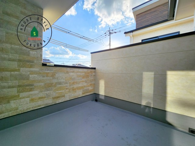 太宰府市五条5丁目第1-2棟（1号棟）　の外観：施工例|風をしっかりと感じられるバルコニーでは、毎日が洗濯日和です。広々としているので洗濯も楽しくなるでしょうし、気分転換にバルコニーからの眺めを楽しむのもいいでしょう。