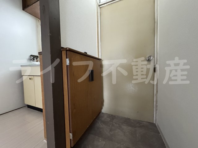 八栄マンションの玄関|明るい玄関です