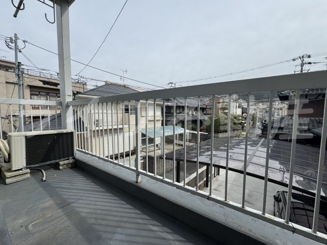 八栄マンションのバルコニー|お洗濯にも便利なバルコニー付き