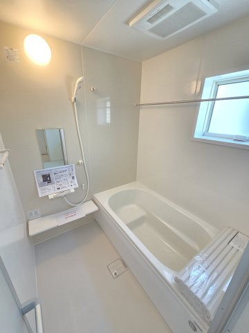 新築　伊勢崎市東小保方町第2　5号棟　Livele Garden.Sの浴室|現地写真　1坪サイズのユニットバス。足を伸ばしてゆったりと湯船につかれます♪