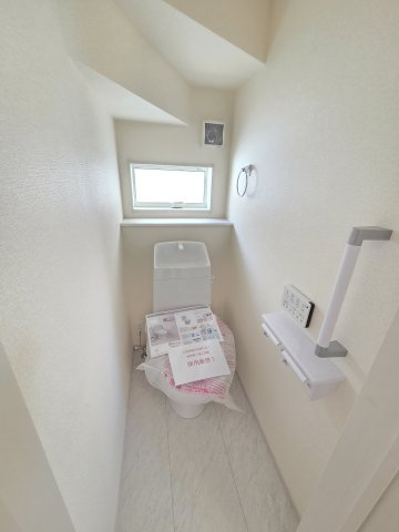 新築　伊勢崎市東小保方町第2　5号棟　Livele Garden.Sのトイレ|現地写真　トイレは温水洗浄機能付きです！節水タイプなので家計に優しいトイレです！