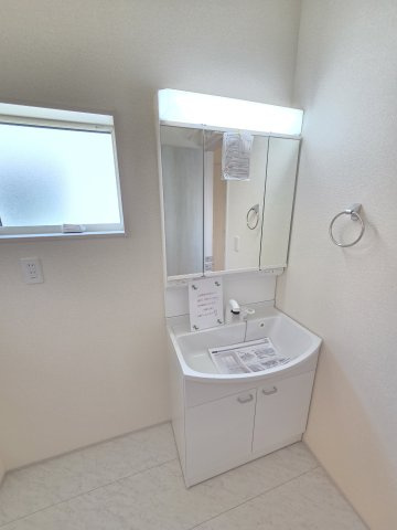 新築　伊勢崎市東小保方町第2　5号棟　Livele Garden.Sの洗面所|現地写真　洗面化粧台は嬉しい三面鏡！隠せる収納としても重宝しますね！