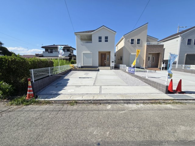 新築　伊勢崎市東小保方町第2　5号棟　Livele Garden.Sの駐車場|現地写真　駐車は建物南側に並列2台可能です！