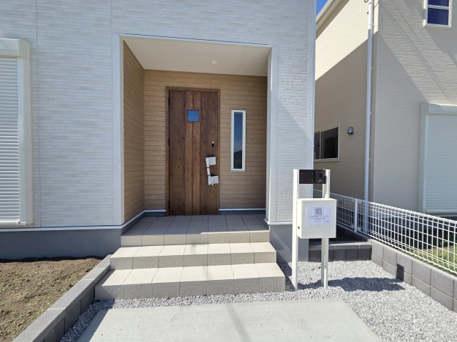 新築　伊勢崎市東小保方町第2　5号棟　Livele Garden.Sの玄関|現地写真　TVモニター付きドアホンはポストと一体型！