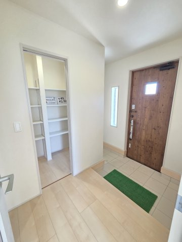 新築　伊勢崎市東小保方町第2　5号棟　Livele Garden.Sの玄関|現地写真　玄関収納は可動棚！ブーツや長靴など、仕舞う物に合わせて高さ調整ができ便利です！