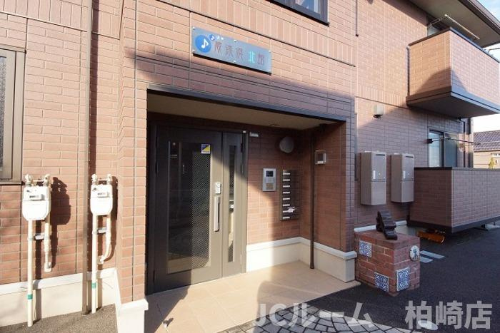 柏崎市東本町３丁目のアパートのエントランス