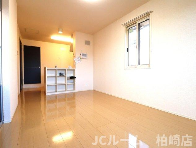 柏崎市東本町３丁目のアパートの居間・リビング