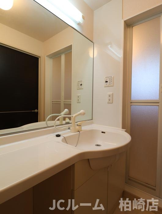 柏崎市東本町３丁目のアパートの洗面所