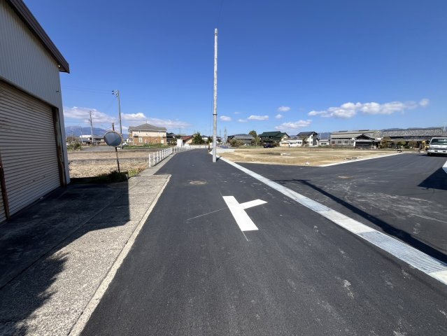 員弁郡東員町鳥取【全10区画】の前面道路含む現地写真