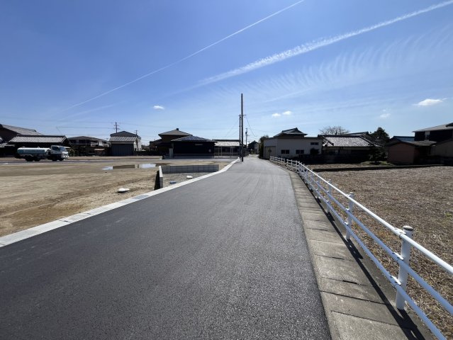 員弁郡東員町鳥取【全10区画】の前面道路含む現地写真