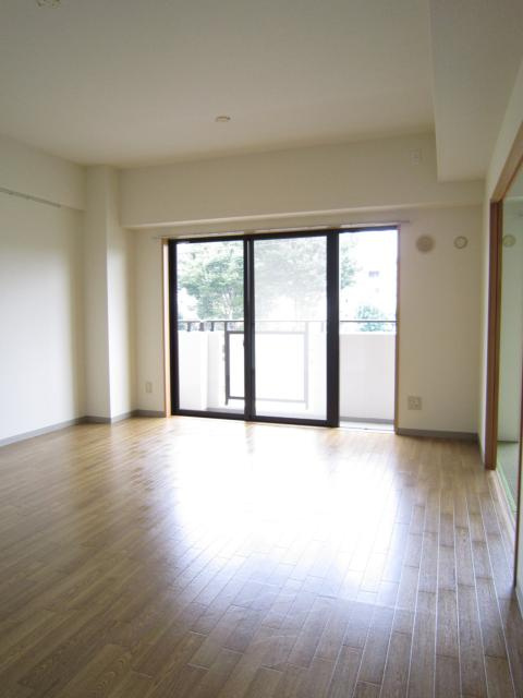 ヴィオレ湘南の居間・リビング