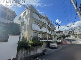 オートロックで外部の人間が簡単に出入りできないため安心です。