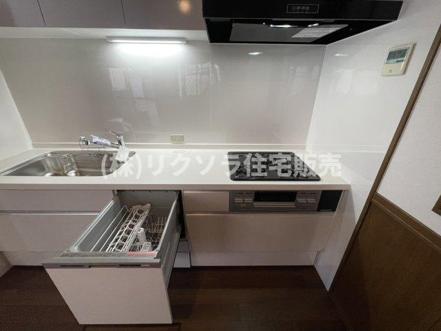 点野5丁目　中古一戸建てのキッチン|ビルトイン3口コンロ・食洗機付き
■物件内覧・資金計画相談・住宅ローン相談、リフォーム相談、お問合せ受付中■
※当日・翌日のご内覧、ご相談はお電話でのお問合せがスムーズです！