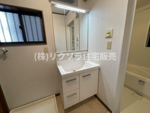 点野5丁目　中古一戸建ての独立洗面台|三面鏡付き独立洗面台
■物件内覧・資金計画相談・住宅ローン相談、リフォーム相談、お問合せ受付中■
※当日・翌日のご内覧、ご相談はお電話でのお問合せがスムーズです！