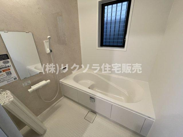 点野5丁目　中古一戸建ての浴室|窓・浴室乾燥機付き
■物件内覧・資金計画相談・住宅ローン相談、リフォーム相談、お問合せ受付中■
※当日・翌日のご内覧、ご相談はお電話でのお問合せがスムーズです！
