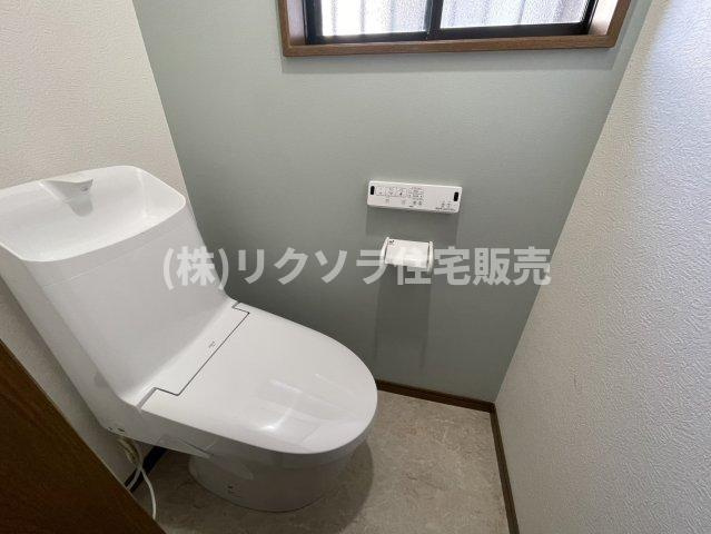 点野5丁目　中古一戸建てのトイレ|温水洗浄便座付き　1階
■物件内覧・資金計画相談・住宅ローン相談、リフォーム相談、お問合せ受付中■
※当日・翌日のご内覧、ご相談はお電話でのお問合せがスムーズです！