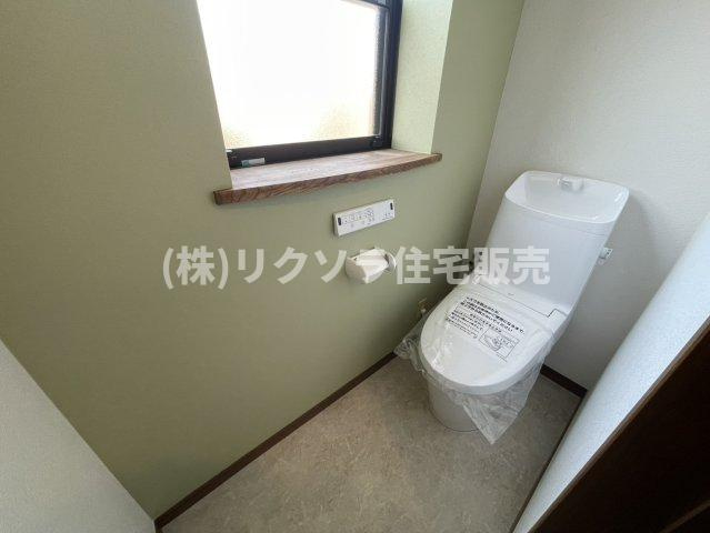 点野5丁目　中古一戸建ての内装|トイレ　温水洗浄便座付き　2階
■物件内覧・資金計画相談・住宅ローン相談、リフォーム相談、お問合せ受付中■
※当日・翌日のご内覧、ご相談はお電話でのお問合せがスムーズです！
