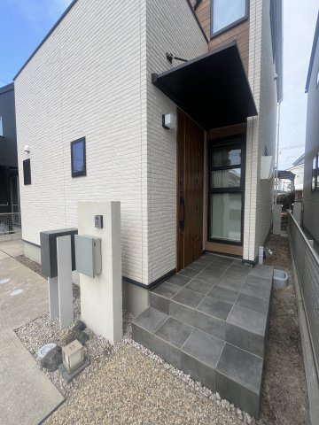福岡市早良区飯倉８丁目の中古一戸建の玄関|シンプルなデザインの玄関♪